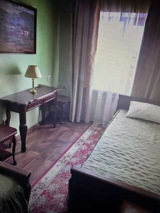 Гостиница Волжанка Саратов Место в эконом номере с общим душем и туалетом-1