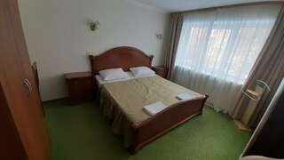 Гостиница Волжанка Саратов Стандартный двухместный номер с 1 кроватью или 2 отдельными кроватями-1